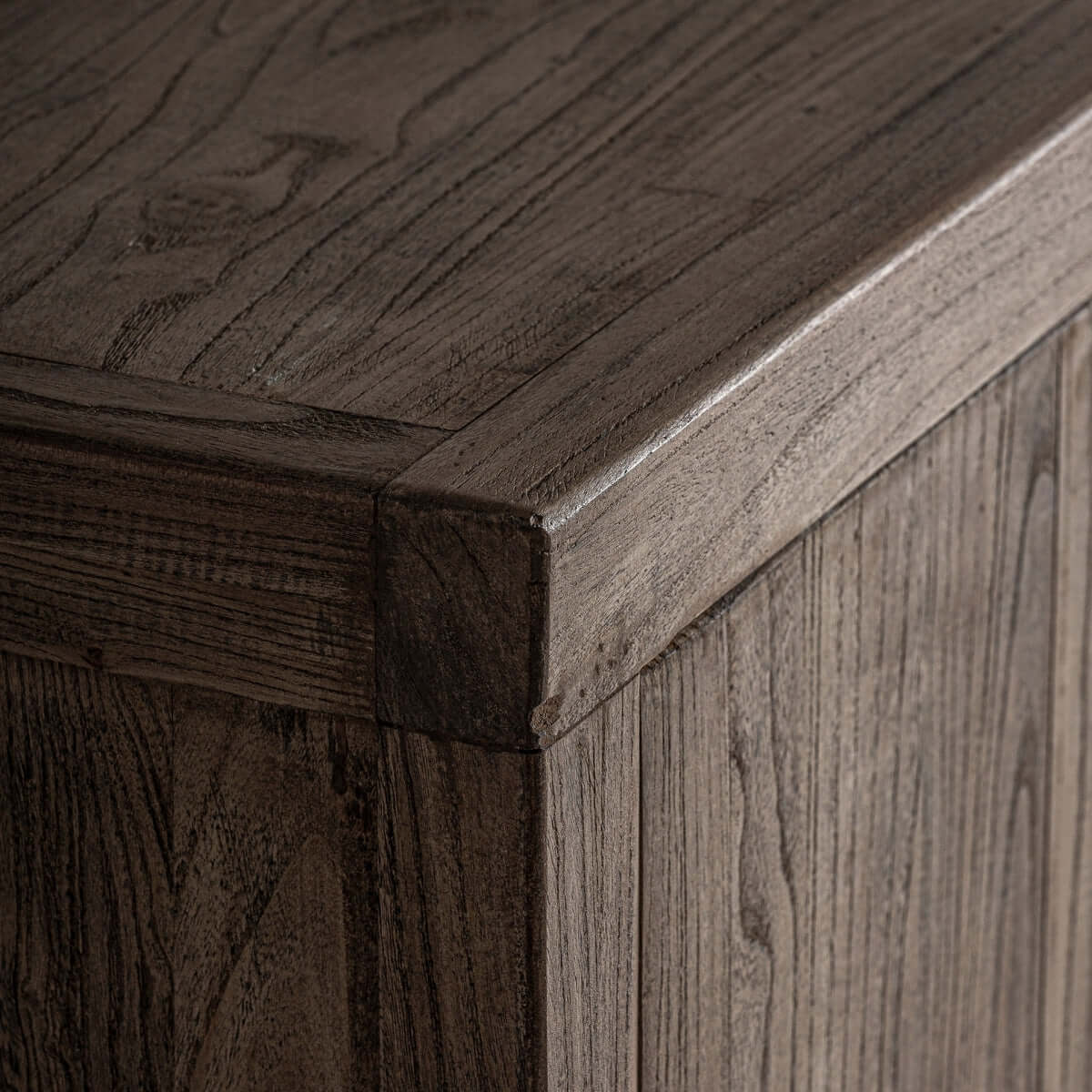 Détail du buffet XXL en bois d'orme recyclé, finition usée, style rustique chic.