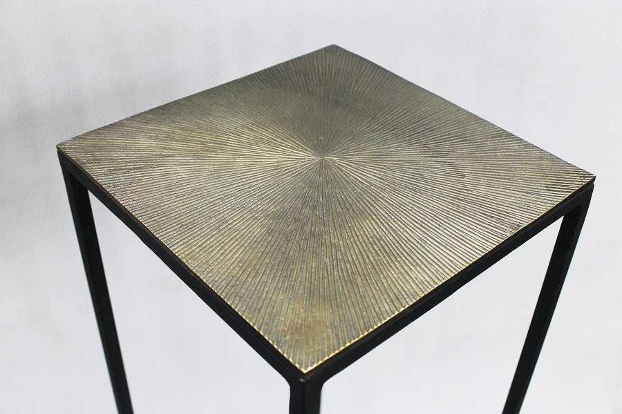 SELETTE EN MÉTAL DORÉ ET PIEDS NOIRS