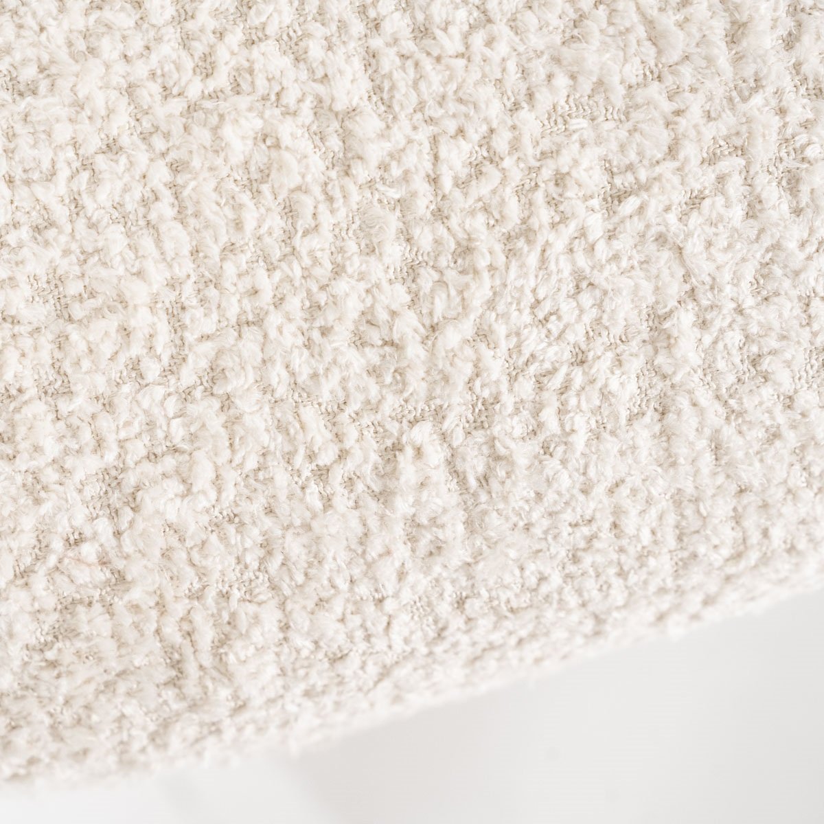 PETIT FAUTEUIL EN BOUCLETTES BLANCHES PIVOTANT