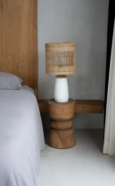 LAMPE DE TABLE EN CÉRAMIQUE BLANCHE ET ABAT-JOUR EN ROTIN
