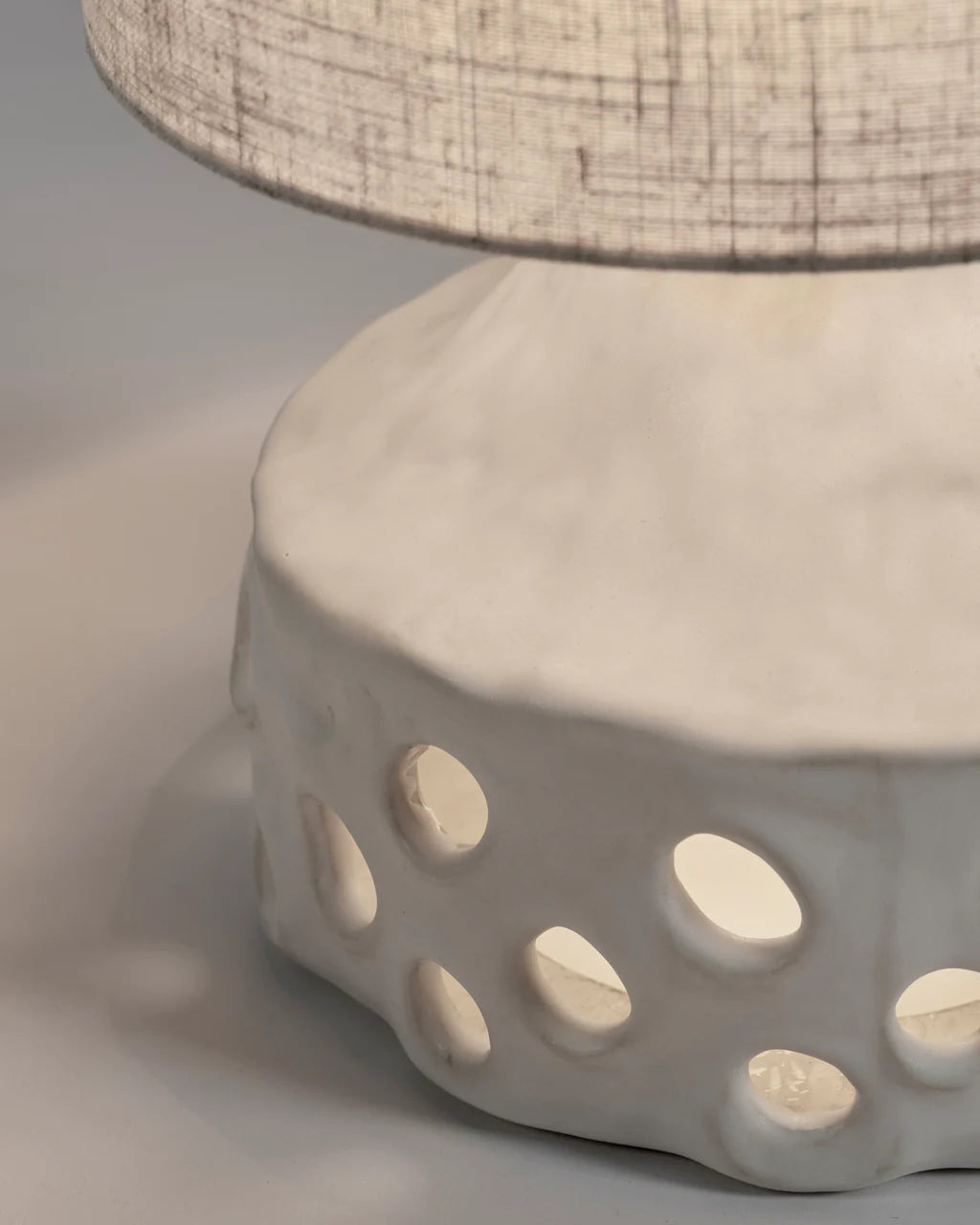 LAMPE EN CÉRAMIQUE BLANCHE AVEC DES POINTS DE LUMIÈRE