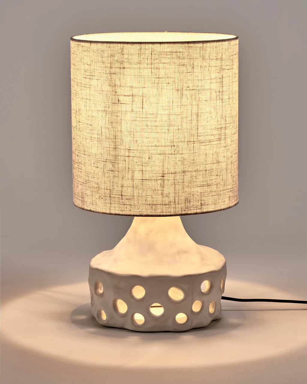 LAMPE EN CÉRAMIQUE BLANCHE AVEC DES POINTS DE LUMIÈRE