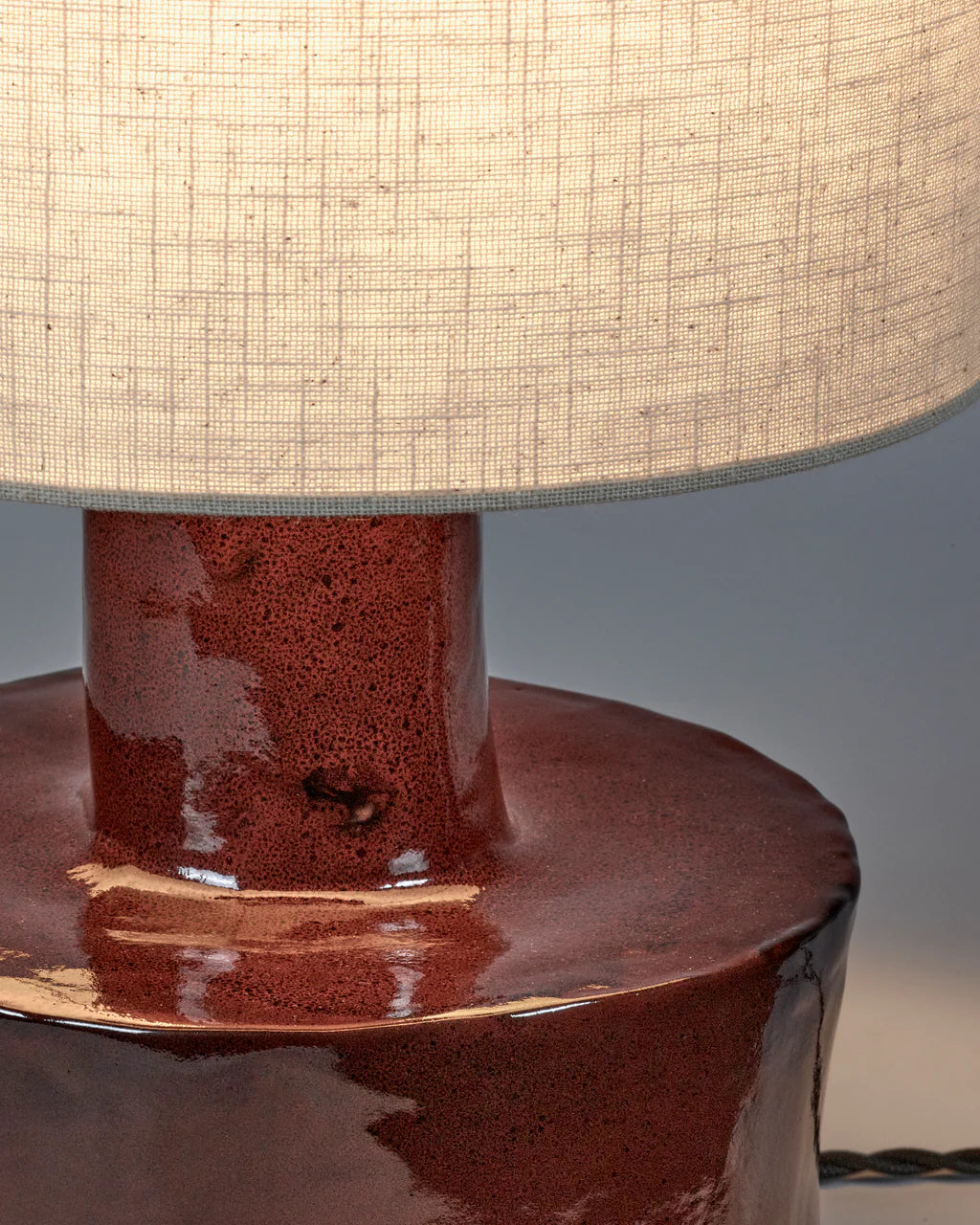 LAMPE EN GRÈS BORDEAUX AVEC ABAT-JOUR BEIGE