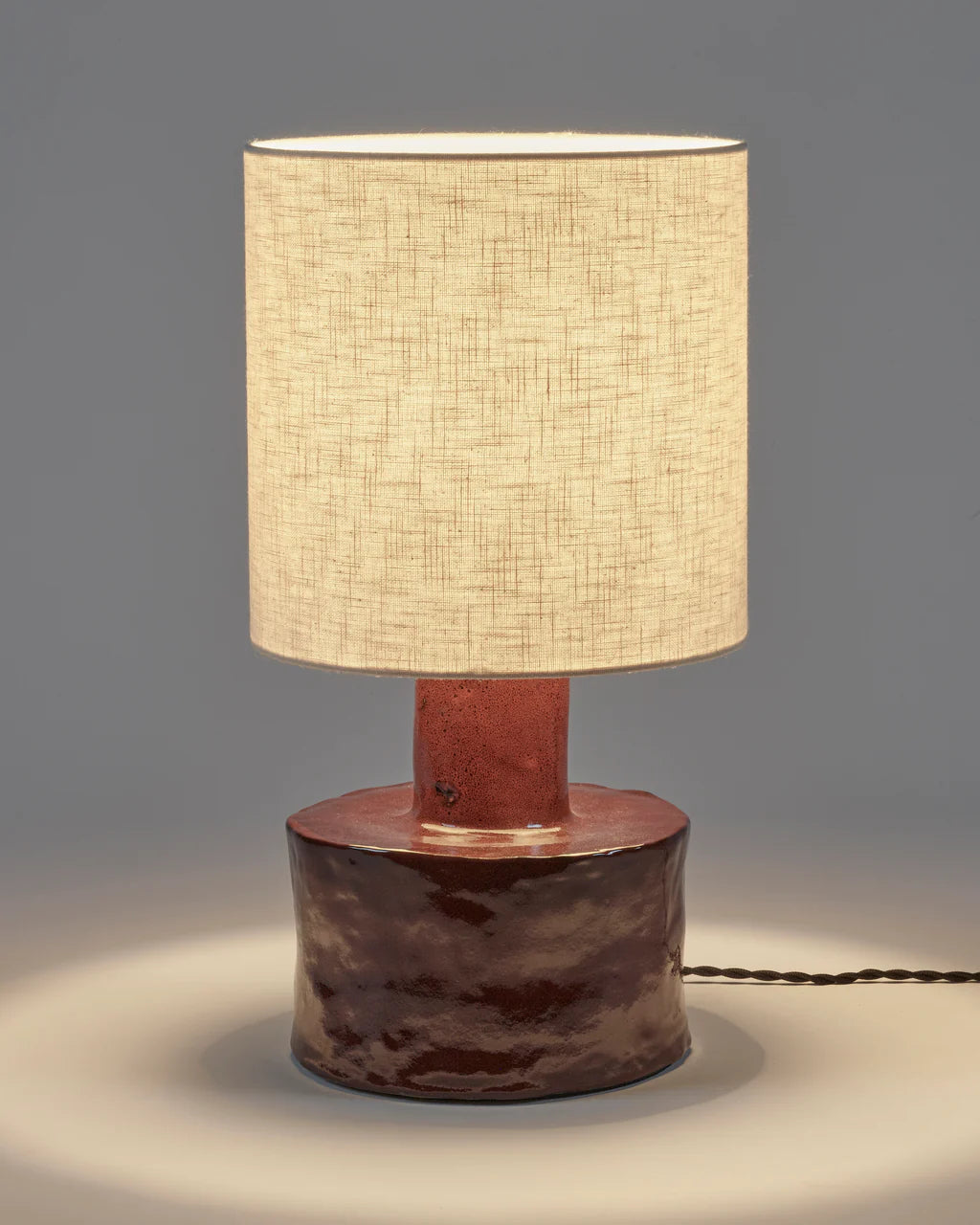 LAMPE EN GRÈS BORDEAUX AVEC ABAT-JOUR BEIGE