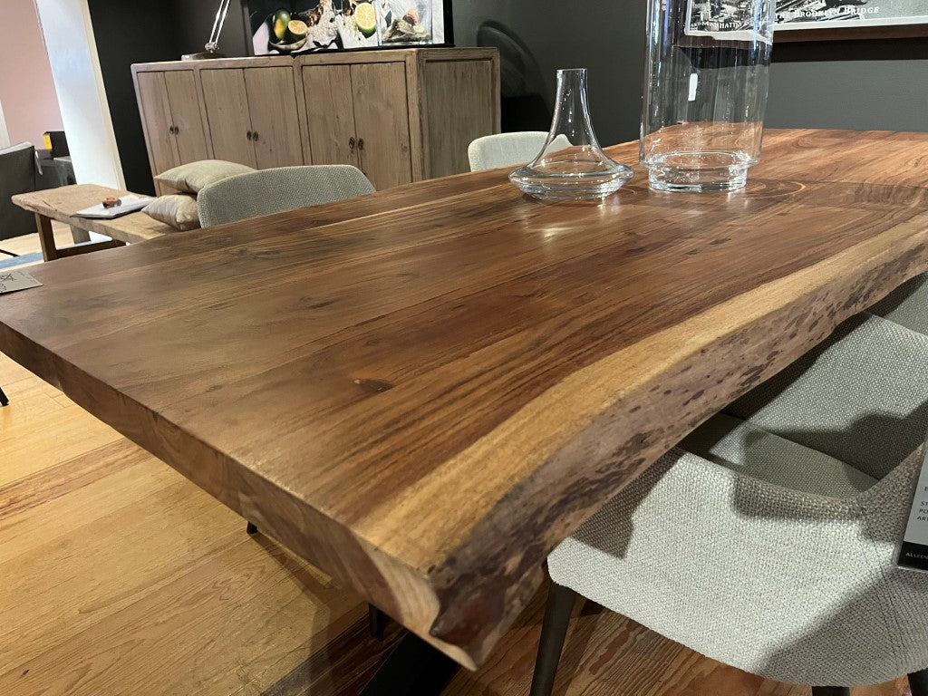 GRANDE TABLE RECTANGLE EN BOIS ET PIEDS METAL NOIRS