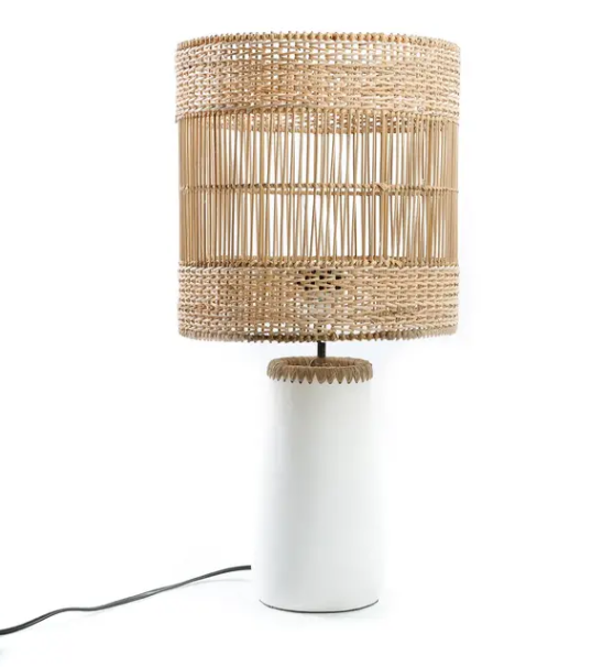 LAMPE DE TABLE EN CÉRAMIQUE BLANCHE ET ABAT-JOUR EN ROTIN