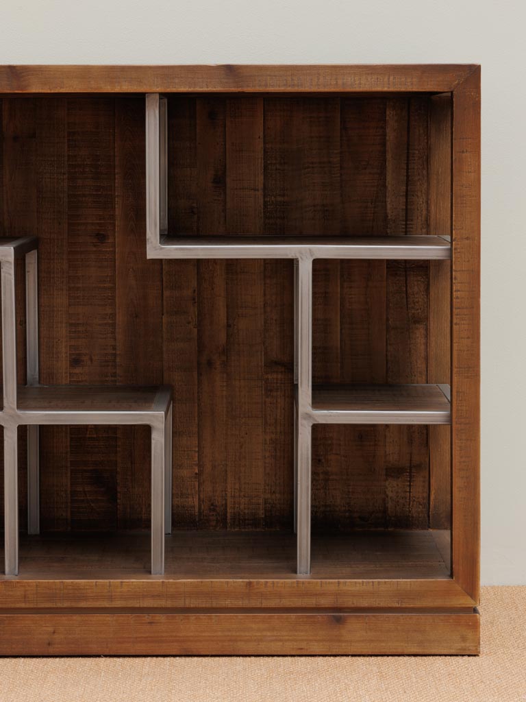 Console en pin et métal avec plusieurs niveaux, offrant un design industriel et une structure robuste.