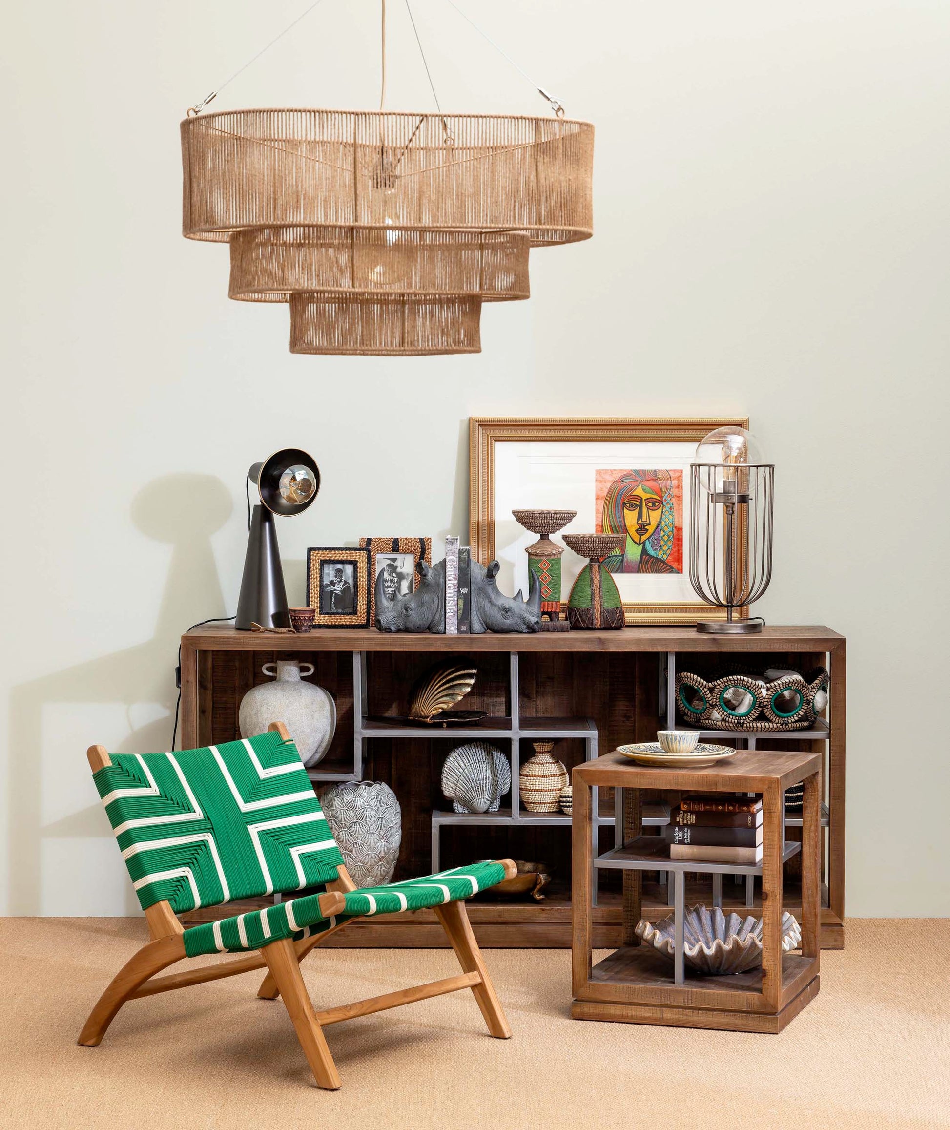 cette console est faite pour exposer des objets de décoration