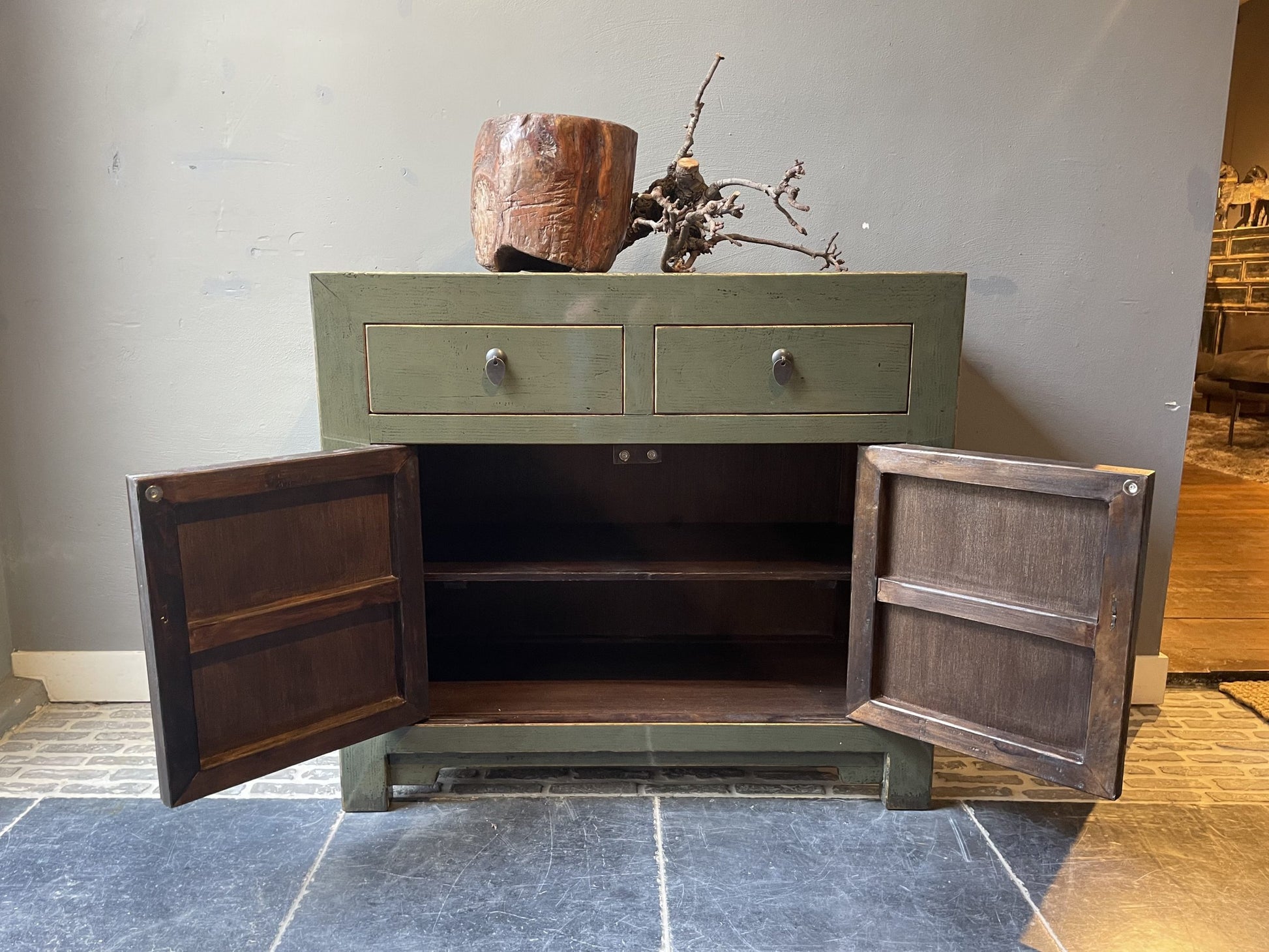 Buffet scandinave vert et bois avec 2 portes en relief style chevrons Buffet scandinave vert et bois avec 2 portes en relief style chevrons